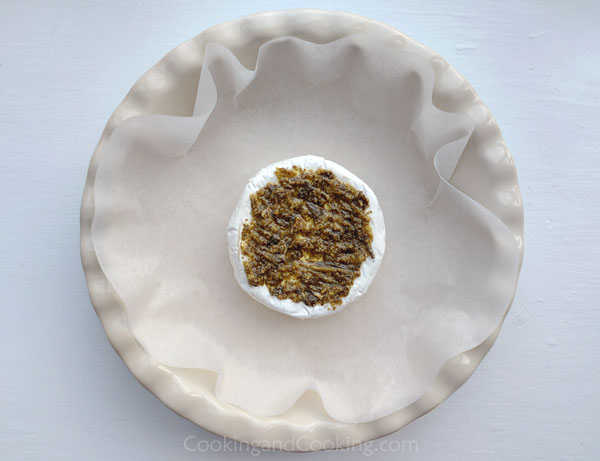 Baked Brie with Pesto and Sundried Tomatoes Baked Brie with Pesto and Sundried Tomatoes