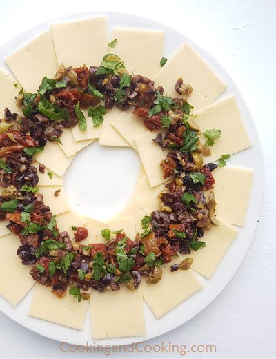 Marinated-Olive-Cheese-Ring